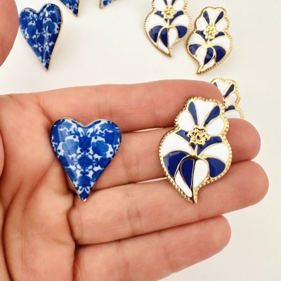 Broches em forma de coração e flor com padrões azuis e dourados