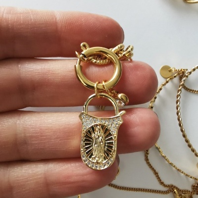 Colar dourado com pendente em forma de cadeado com imagem religiosa e cristais
