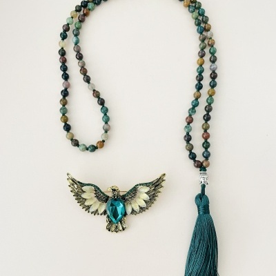 Colar de contas multicoloridas com pendente de águia dourada e borla azul