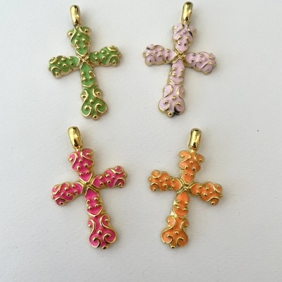 Quatro crucifixos esmaltados coloridos com detalhes dourados em fundo branco