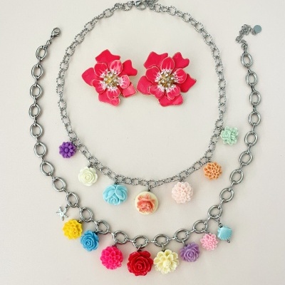 Conjunto de colares e brincos com flores coloridas em metal prateado e rosa