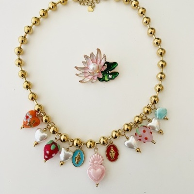 Colar dourado com pendentes coloridos e broche flor de lótus rosa