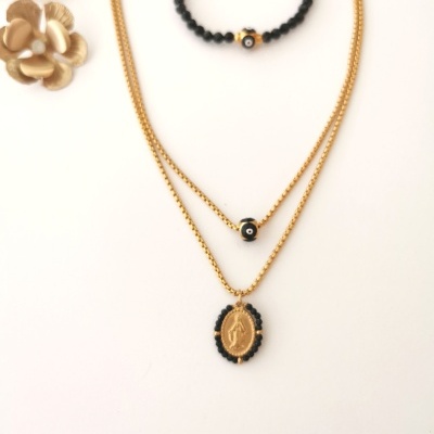 Colar duplo dourado com pendente oval preto e dourado, pulseira preta com contas, dois acessórios florais creme e dourado