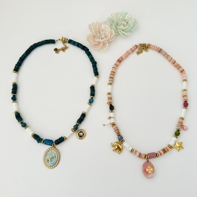 Colares com contas e pendentes dourados, e brincos florais em tons pastel