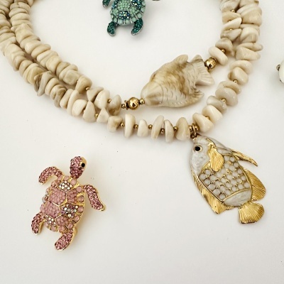 Colar com pendentes de peixe e tartarugas em diferentes cores.