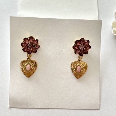 Brincos dourados com flores rosas e corações pendentes com pedras rosas