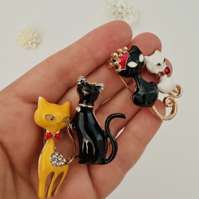 Pins de gatos esmaltados com detalhes brilhantes e coroas coloridas em fundo branco