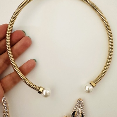 Colar dourado com pérolas e pendente de jacaré cravejado de pedras
