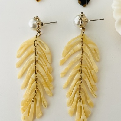 Brincos pendentes com folha bege-claro e pérola
