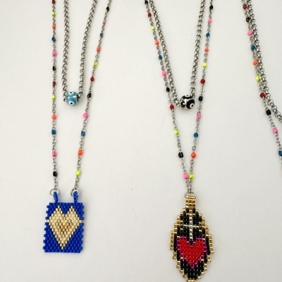 Colares com pendentes de miçangas e correntes com miçangas coloridas