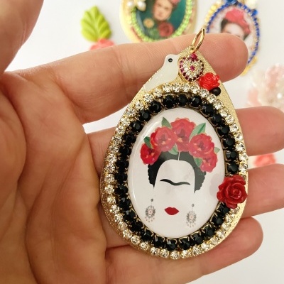 Brinco com imagem de Frida Kahlo, pedras e detalhes florais vermelho e branco