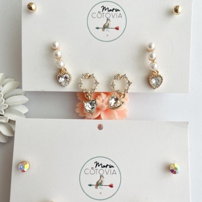 Quatro pares de brincos dourados com pérolas e pedras em cartão Maria Costovia