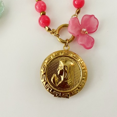 Colar com contas rosa e pendente redondo dourado com figura feminina em relevo