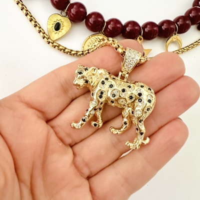Colar dourado com pendente de leopardo e colar com contas vermelhas e pendentes dourados