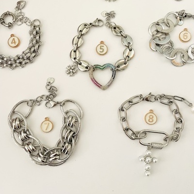 Pulseiras metálicas prateadas com pendentes variados numeradas 4 a 8
