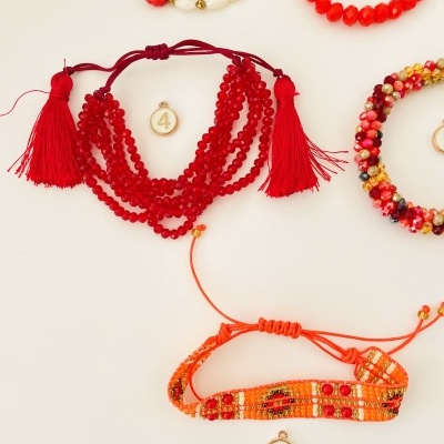 Pulseiras coloridas numeradas em fundo claro