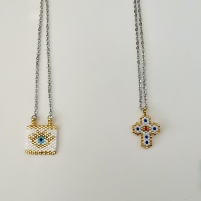 Dois colares com pendentes de contas coloridas em fundo branco.