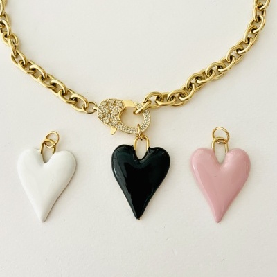 Colar dourado com três corações coloridos