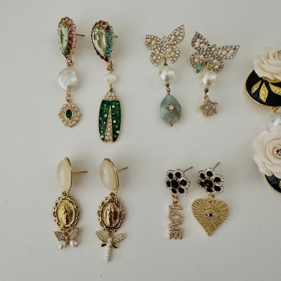 Conjunto de brincos decorativos com pedras verdes, pérolas e cristais