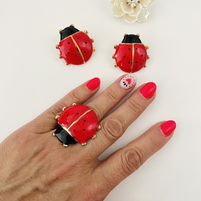 Jóias em forma de joaninha e mão com unhas decoradas