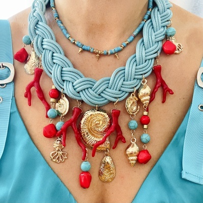 Colar maxi trançado azul com pendentes vermelhos e dourados
