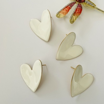 Quatro brincos em forma de coração creme e broche colorido de libélula