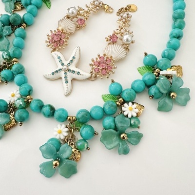 Colar e pulseira azul turquesa com flores e estrela do mar de bijuteria
