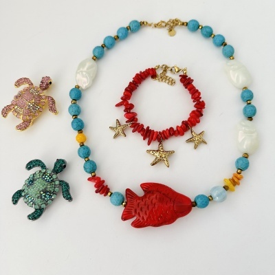 Colar e pulseira coloridos com pendentes de peixe e estrelas