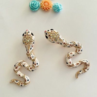 Brincos de cobra esmaltados com flores de resina coloridas