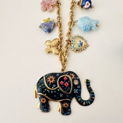 Pulseira dourada com pendentes coloridos vários