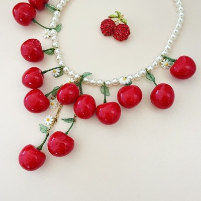 Colar de pérolas com pingentes de cereja e brincos de cereja vermelhos