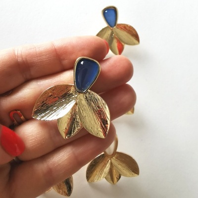Brincos dourados com pedra azul em forma de folhas