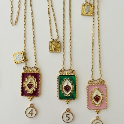 Colares dourados com pingentes coloridos e números 4, 5 e 6