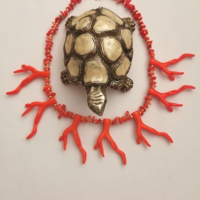 Colar com pedras vermelhas e pendente de tartaruga metalica