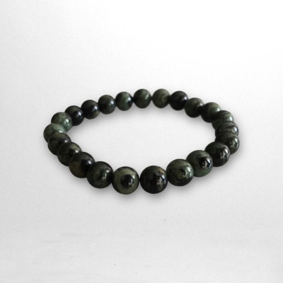 Pulseira de contas arredondadas de pedra negra com veios verdes