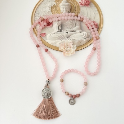 Colar e pulseira de contas rosa e castanho com pendentes prateados e tassel