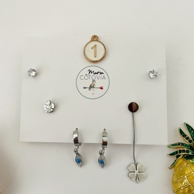 Conjunto de brincos diversos em cartão branco com logótipo Mara COTOVIA