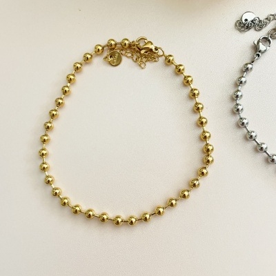 Pulseira de contas metálicas douradas com fecho e pendente redondo
