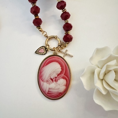 Colar com pendentes religiosos e contas vermelhas