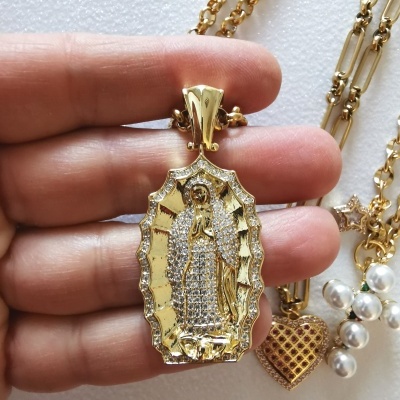 Colar dourado com pendente da Virgem Maria e outros colares com pérolas e coração