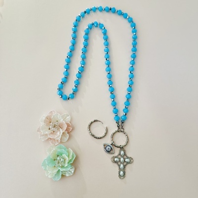 Colar com contas azuis, medalha olho azul, cruz pérolas, argola metálica, dois broches flores pastel com strass