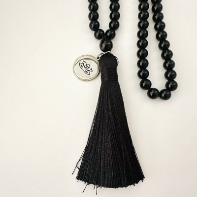 Colar de contas negras com borla preta e medalha prateada com flor