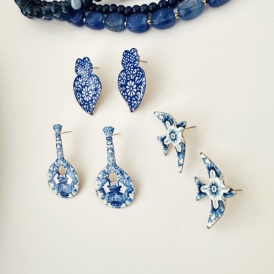 Conjunto de brincos em cerâmica com padrões azuis e brancos e pulseiras de pedras azuis