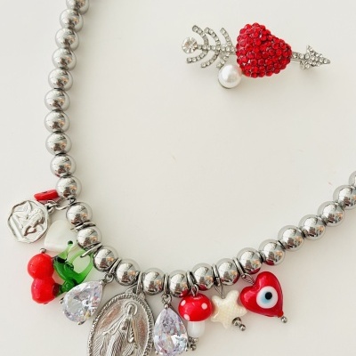 Colar prateado com vários pendentes coloridos e broche de coração vermelho com strass e pérola