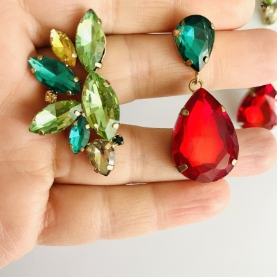 Brincos coloridos com pedras facetadas em tons de verde, amarelo e vermelho, metal dourado