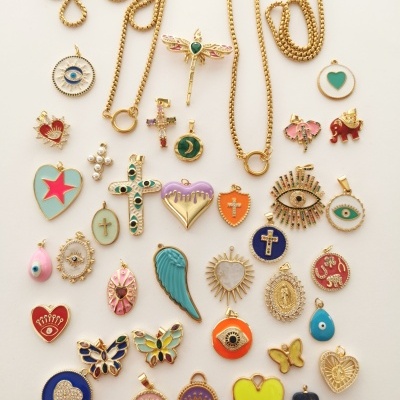 Conjunto colorido de pendentes e colares dourados com várias formas decorativas