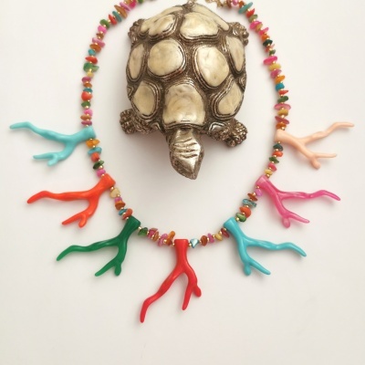 Colar colorido com ramos pendentes e concha decorativa