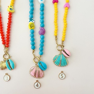 Colares coloridos com contas e pendentes de conchas numerados 3, 4 e 5