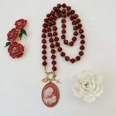 Colar vermelho com pendente de mulher e criança, broche de rosas vermelhas e flor branca artificial