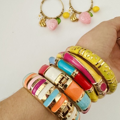 Pulseiras coloridas e brincos com pendentes de frutas e flor
